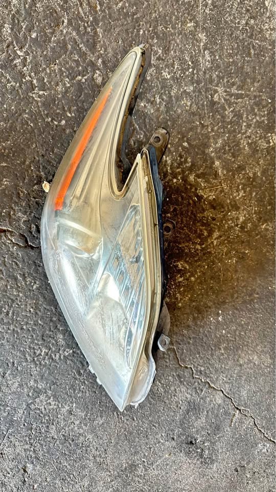 2010-2015 Toyota Prius Right Passenger Headlight