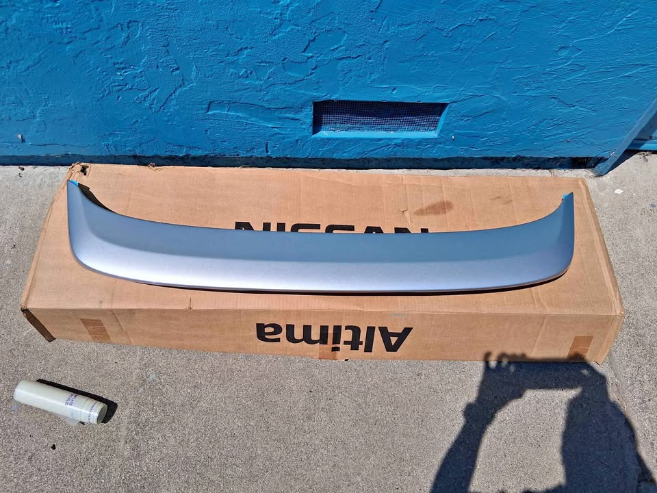 Spoiler for Nissan. Silver. Part # 999J1-UWK13 Silver