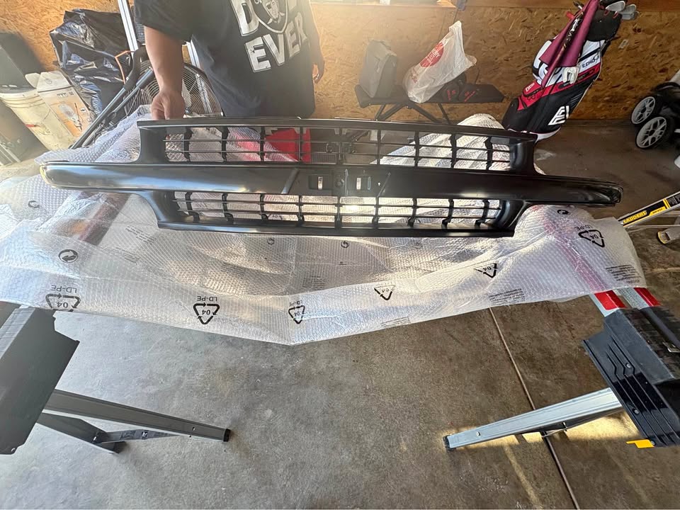 99-02 Chevrolet Silverado & 00-06 Suburban/Tahoe Full Black Grille
