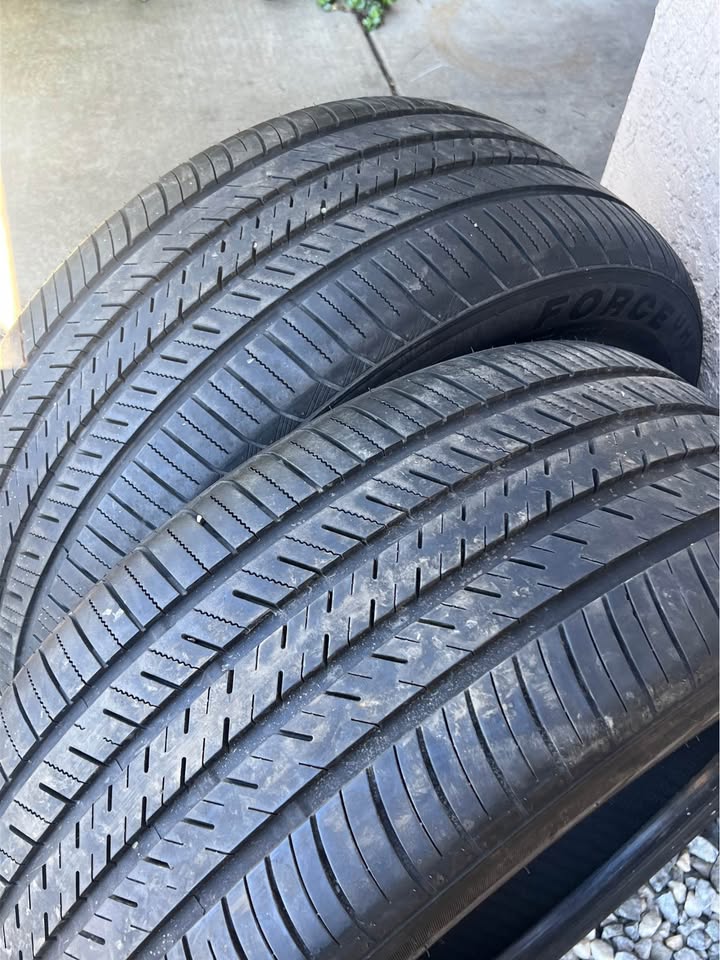 Set of 2 275/45/20 tires