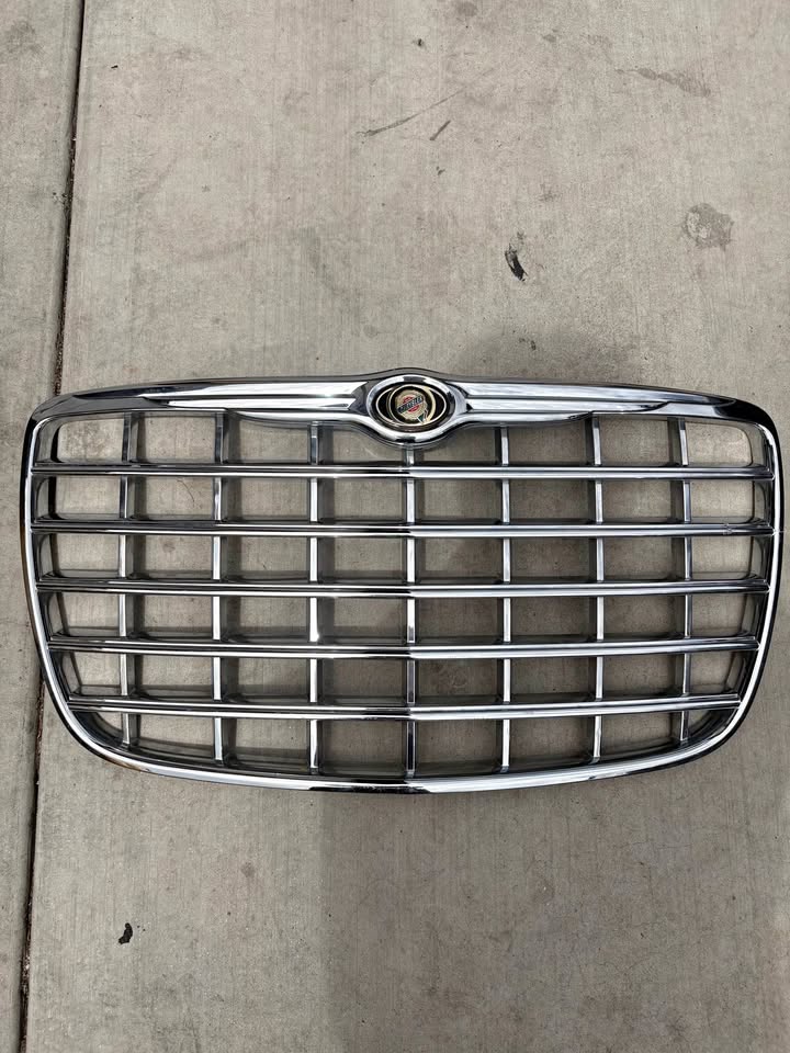 Chrysler 300C OEM Front Grille (2005-2007)