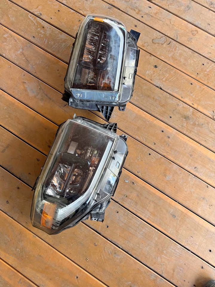 Toyota tundra 2015-2019 aftermarket LED headlights broken couple tabs.